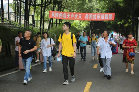 G:\谢冰的文件夹\新闻稿件\2019年\9月份\新生报到(1)\新生报到\MK6A8293.jpg