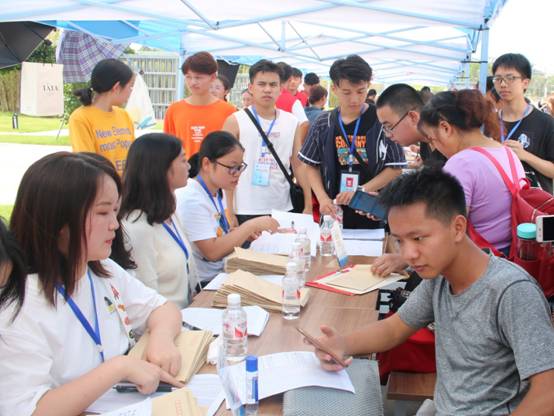 G:\谢冰的文件夹\新闻稿件\2019年\9月份\新生报到(1)\蔡书记王校长检查慰问迎新工作照片 (新区)\蔡书记王校长检查慰问迎新工作照片 (新区)\(6).jpg