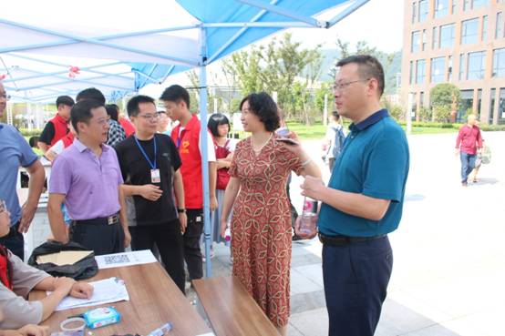 G:\谢冰的文件夹\新闻稿件\2019年\9月份\新生报到(1)\蔡书记王校长检查慰问迎新工作照片 (新区)\蔡书记王校长检查慰问迎新工作照片 (新区)\蔡书记王校长检查慰问迎新工作照片 (3).JPG