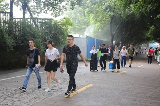 G:\谢冰的文件夹\新闻稿件\2019年\9月份\新生报到(1)\新生报到\MK6A8216.jpg